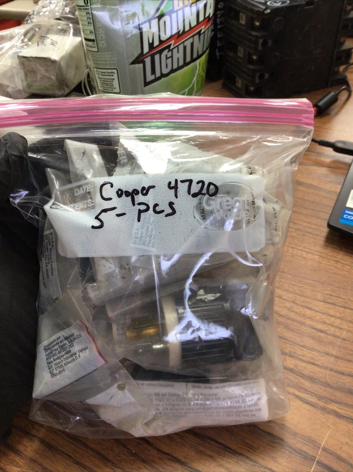 (5 piezas) Enchufe de bloqueo Cooper 15A/125V 2-P, 3 cables conexión a tierra 4720 (TA8MS) Foto 4 de 4