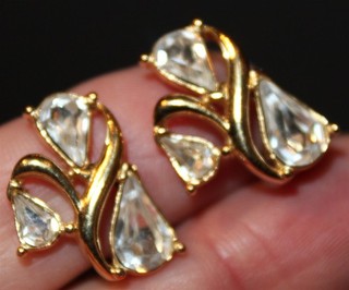 Fantastic flawless vintage TRIFARI signed goldtone crystal earrings Lot#24