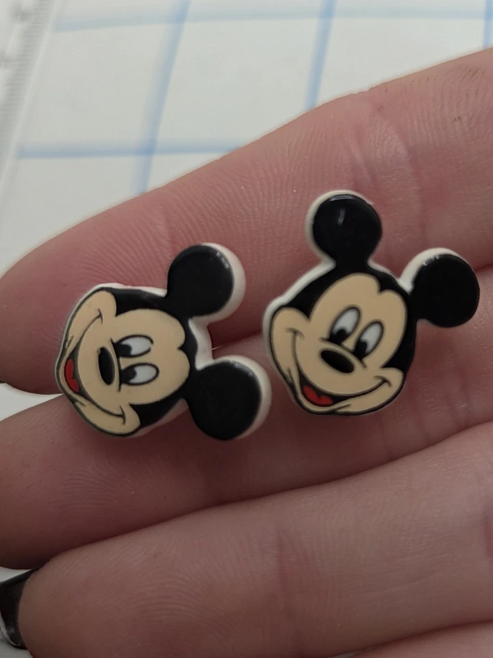 Aretes de plástico con tachuelas de metal de Mickey Mouse de colección Foto 2 de 4