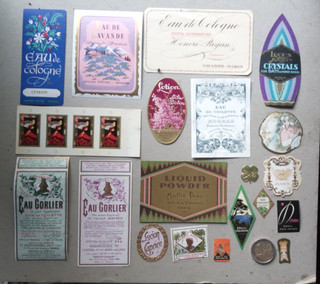 Lot de 21 étiquettes de différentes parfumeries