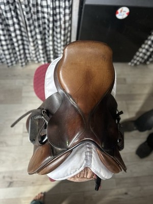 BROWN BEVAL CLOSE CONTACT SADDLE, INCLUDING MAROON SADDLE PAD AND WHITE HALF PAD