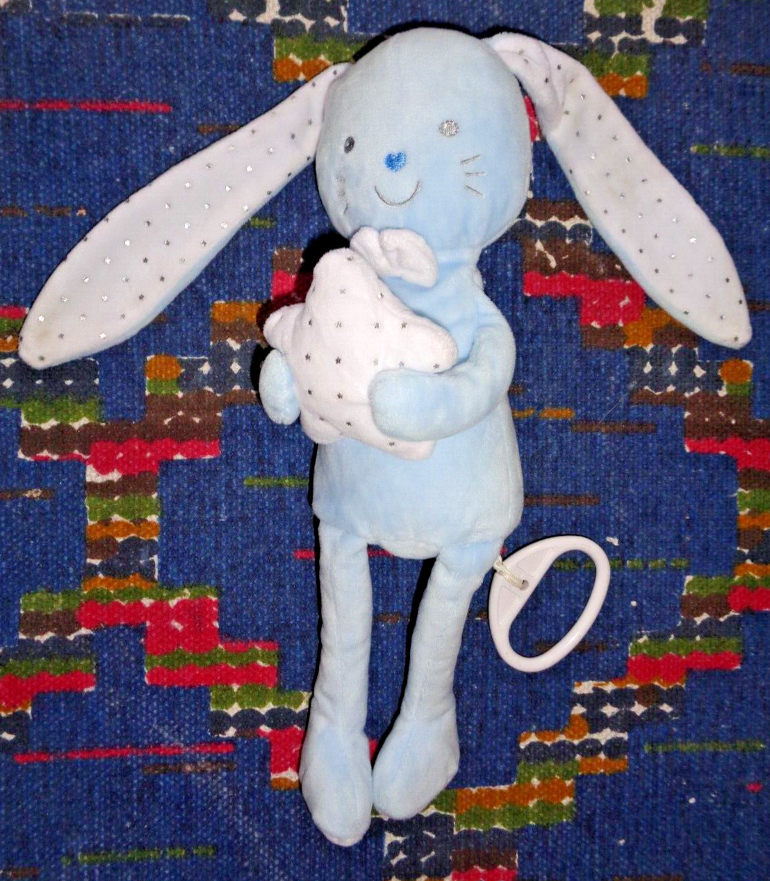 Doudou peluche musical Tex lapin bleu et blanc étoiles argentées pour bébé
