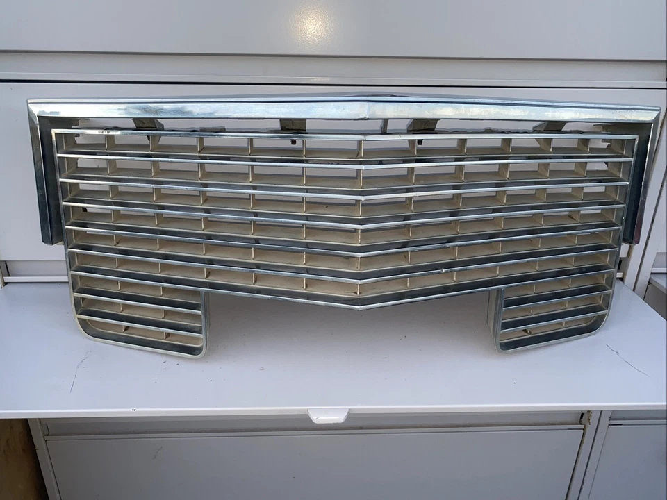 Cadillac DeVille Fleetwood 1972, Calais cromo parrilla de fábrica carrito completo Foto 2 de 4