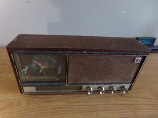 VINTAGE REALISTIC 12 1481 AM FM CLOCK RADIO