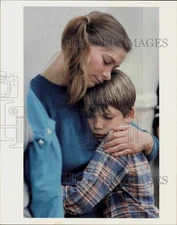 1988 Press Photo Pamela Bowker and son Justin embrace at Star of Hope Mission.