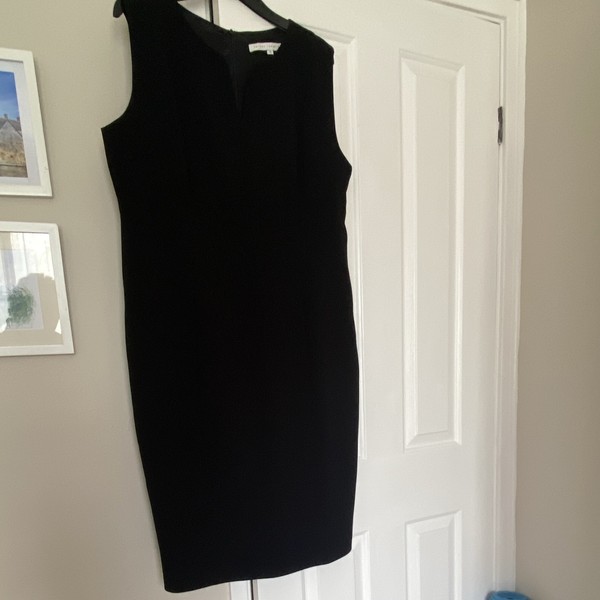 Anthea Crawford Black Shift Dress V-Neck Sleeveless Knee Length Lined Size 18