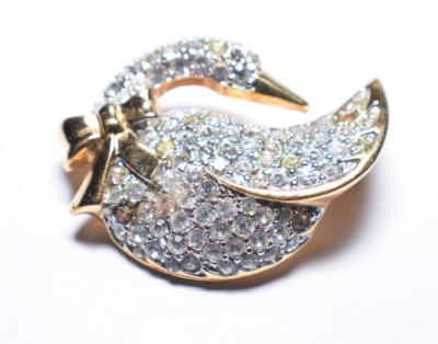 Vintage unsigned Swan gold tone Rhinestone pin brooch figural