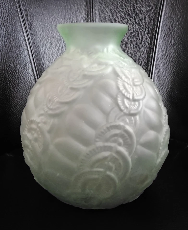 Ancien Vase Boule ART DECO en Verre Moulé Pressé Vert - Photo 1/4