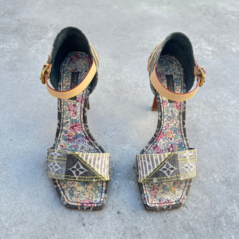 Louis Vuitton | Autêntico Vintage Denim LV Monograma Sandálias de Couro Floral (35,5) - Imagem 2 de 4