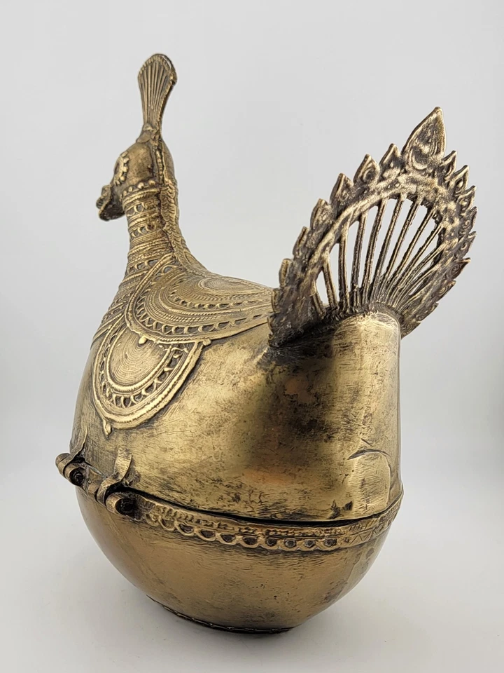 Antigua caja decorativa de latón indoislámica Dhokra betel nuez pavo real con tapa. Foto 4 de 4
