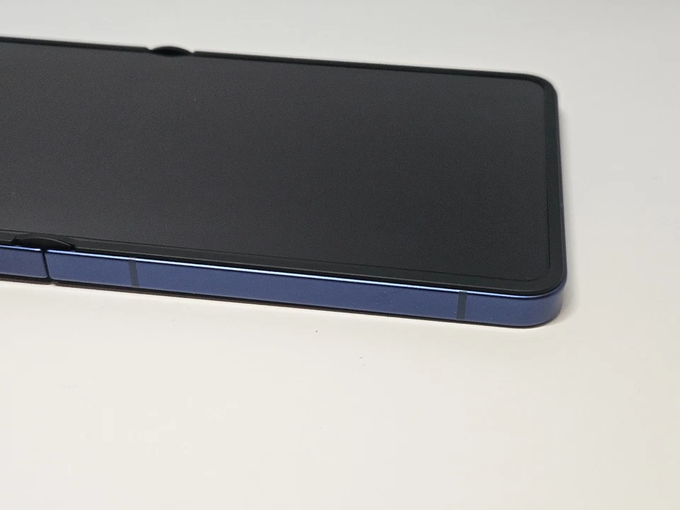 COMO NUEVO Samsung Galaxy Z Flip 7 SM-F766U1 - 256 GB - Sombra Azul (Desbloqueado) Foto 3 de 4