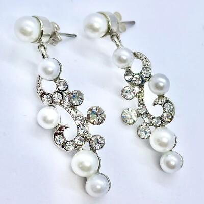 The Alice Ohrhänger mit Kunstperlen und Diamanten von Vintage Amara