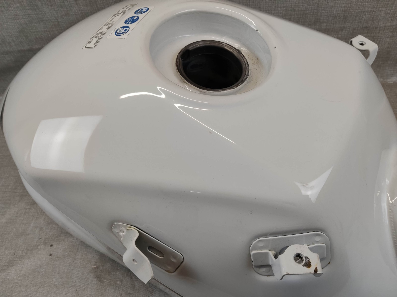 Réservoir Honda CBF 125 blanc résout les fuites d'essence sur modèle 2010 - 3