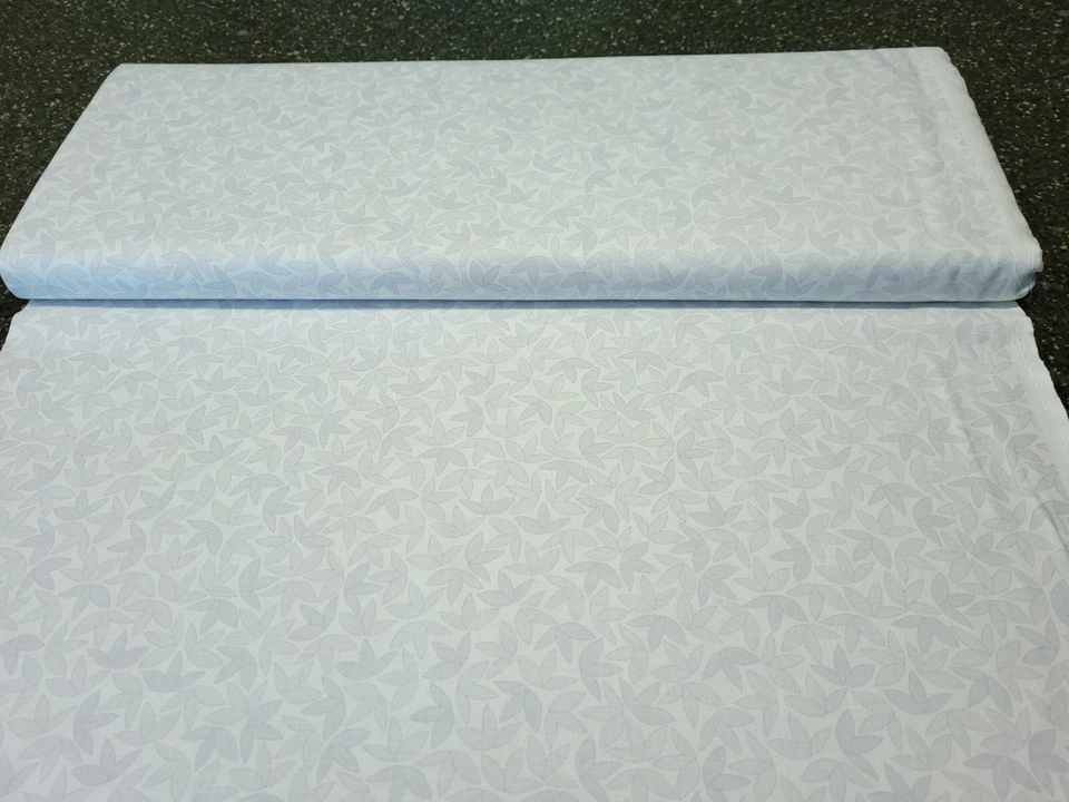 Cozumel BTY Studio 8 Acolchado Tesoros Gris Claro Hojas Sobre Blanco Foto 3 de 3