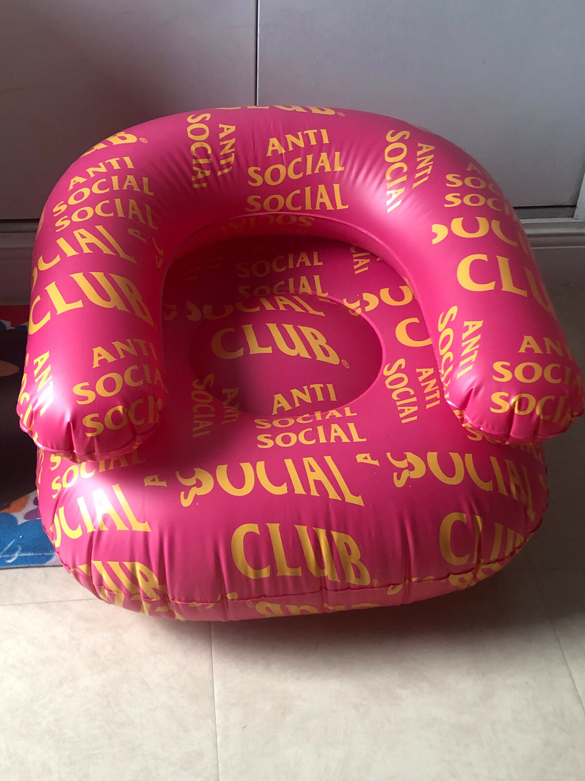 ASSC Pool Float Seat Chair fauteuil de piscine au design streetwear minimaliste FW21
