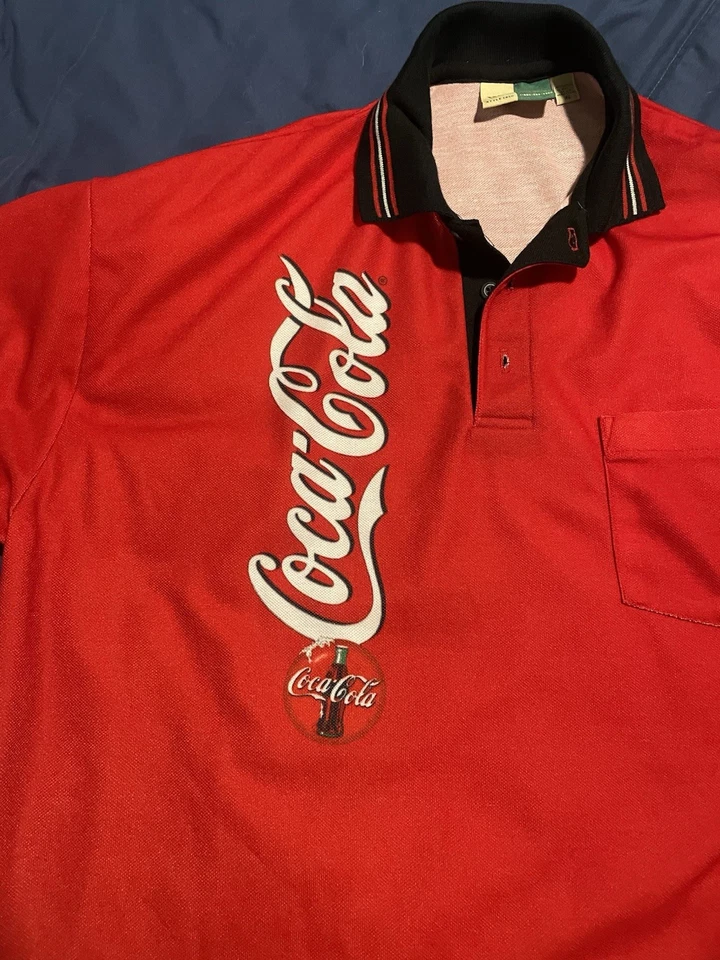 Polo rojo Coca Cola y camiseta azul de oso polar  Foto 2 de 4