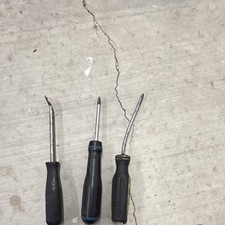 3-Piece Screwdriver Set Flathead Phillips Black Metal Plastic Handles