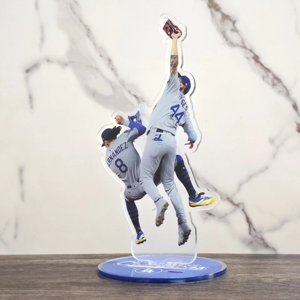 Andy Pages Catch Over Kiké Standee - Memorabilia de Campeones de la Serie Mundial 2025 Foto 4 de 4