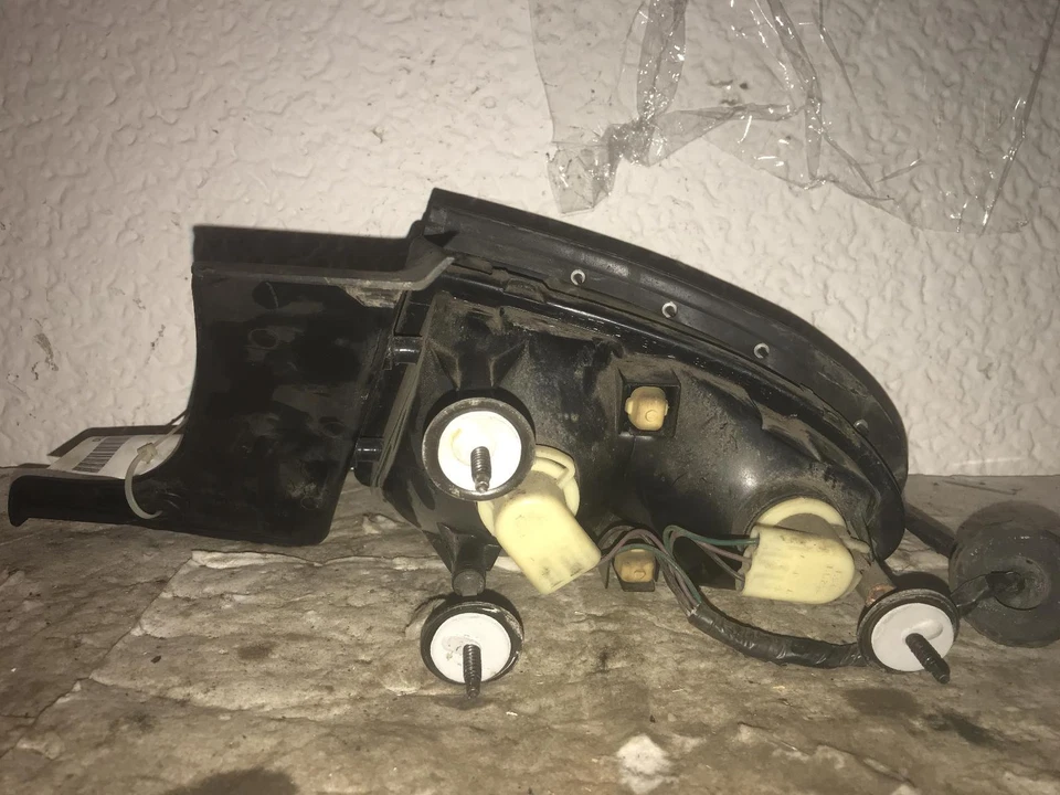 Conjunto de luz trasera usada se adapta a: Oldsmobile Aurora 1995 tapa montada grado A Foto 2 de 4