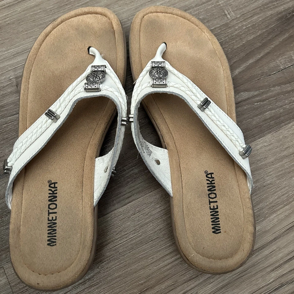 MINNETONKA 女式皮革银色金属丁字鞋凉鞋白色波西米亚节日夏季 — 第 4/4 张图片