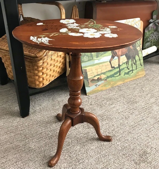 VINTAGE OVAL TILT-TOP COLONIAL STYLE FLORAL MOTIF WOOD PEDESTAL TABLE (16x14x18) - Image 3 of 4