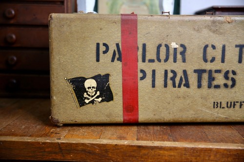 Vintage Getzen Pirates Skull trumpet Bugle Antique Instrument wood Case ONLY - Picture 3 of 16