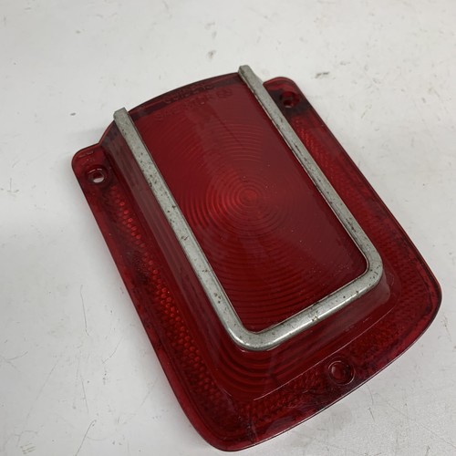Chevrolet RH Rear Tail Light Lamp Len GM 5956718 Light Cracks Near Screw Hole - Picture 5 of 12