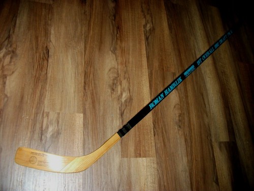VINTAGE ROMAN HAMRLIK AUTOGRAPHED FULL SIZE LIMITED EDITION HOCKEY STICK W/ COA - Picture 4 of 10