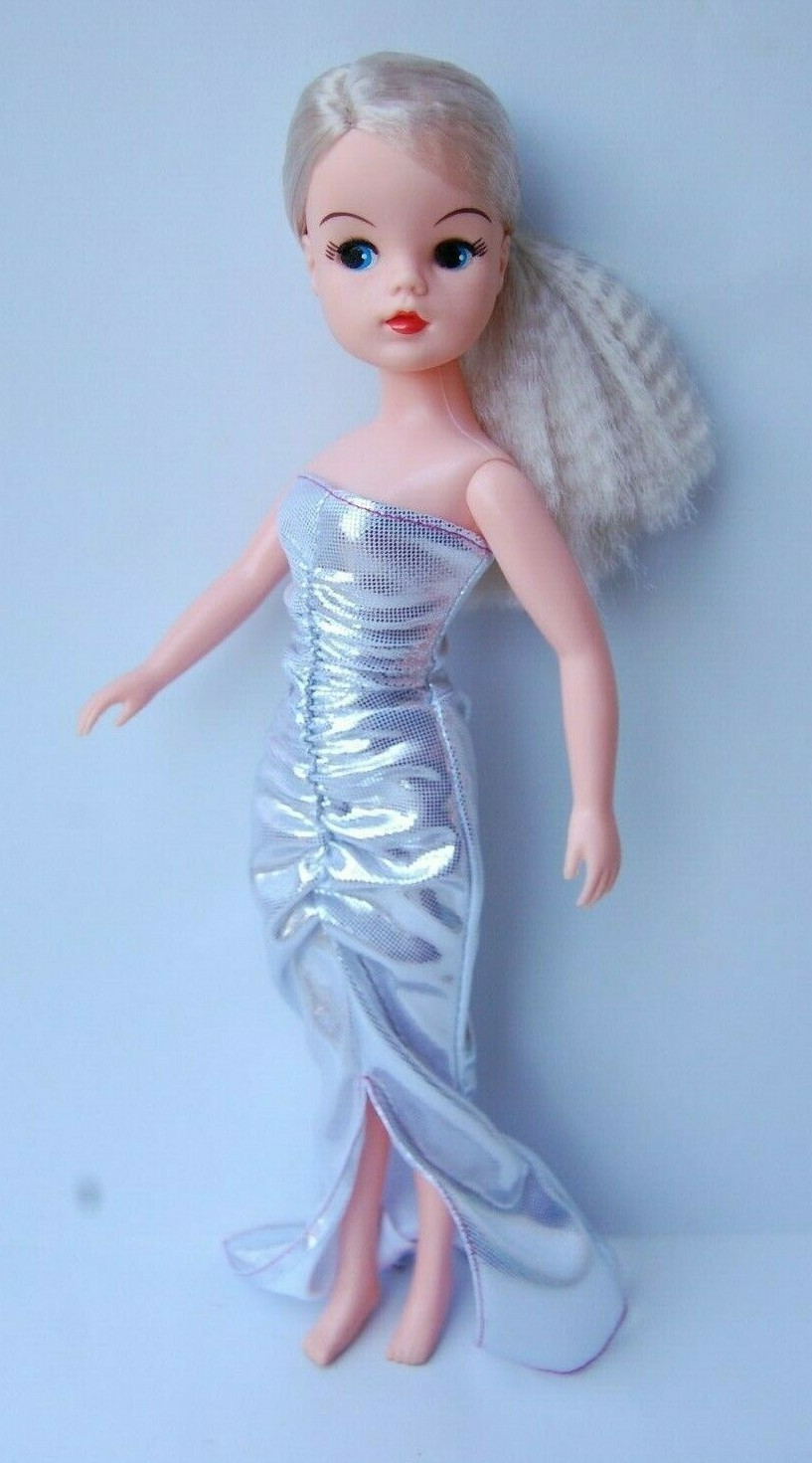 Sindy doll. plantinum Blonde starlight Sindy 1985 in full costume. Side parting Sindy doll. plantinum Blonde starlight Sindy 1985 in full costume. Side parting