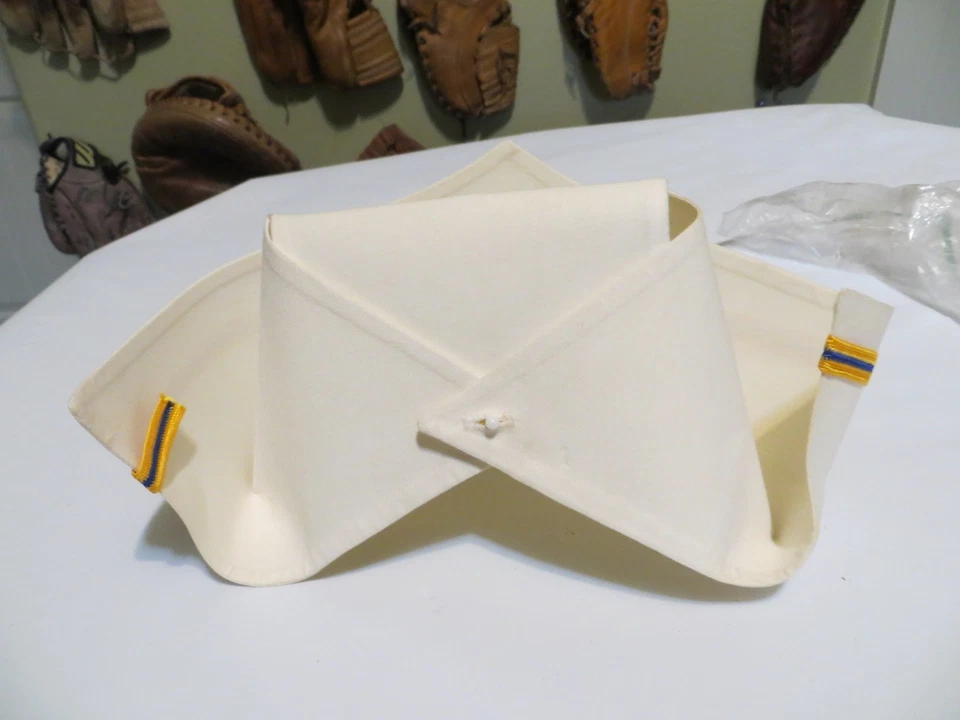 GORRA ENFERMERA 'Kays Caps N. Y.' SOMBRERO ALGODÓN BLANCO VINTAGE CON COSTURAS EN EL DOBLADILLO circa 1960 Foto 2 de 4