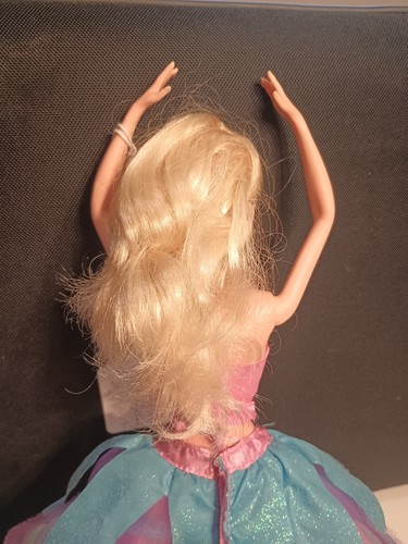 Barbie en los zapatos rosas muñeca de película con vestido transformador bailarina Kristyn - Imagen 2 de 5