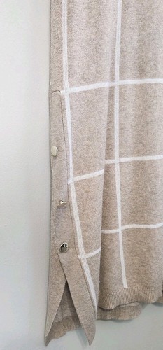 Vestido Suéter Pequeño Love Scarlett a Cuadros con Aberturas Beige Botones Elástico - Imagen 4 de 11