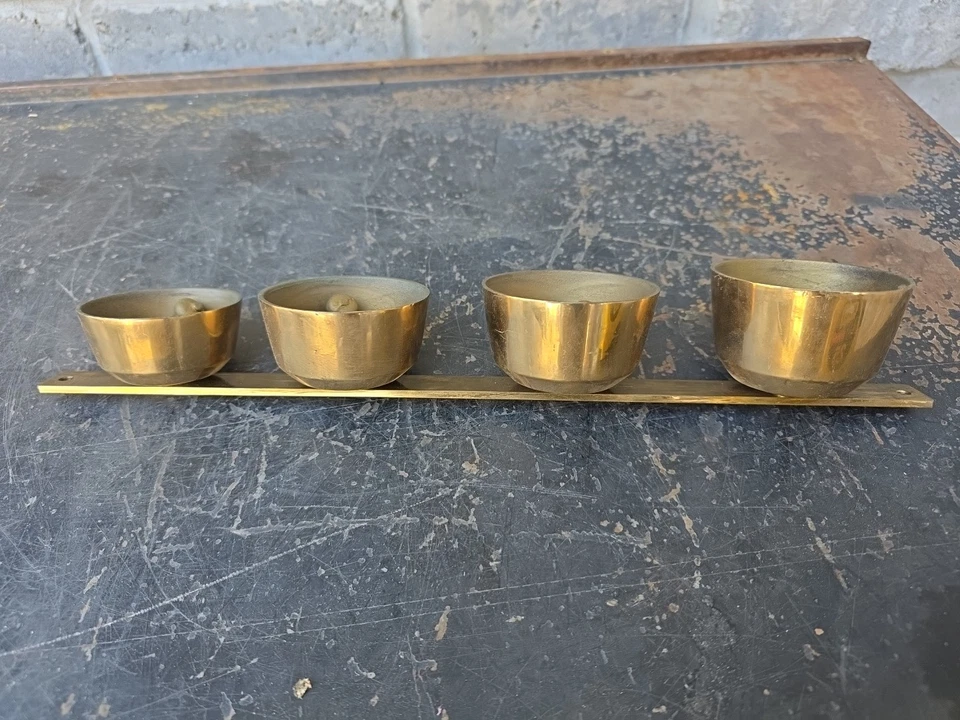 Campanas de trineo de latón antiguas carro cuatro campanas de latón y aplausos correa de metal  Foto 3 de 4