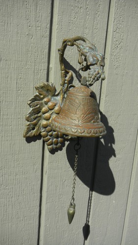 Vintage Gusseisen Bronze Glocke Wandhalterung mit Trauben Weinberg - Bild 2 von 3