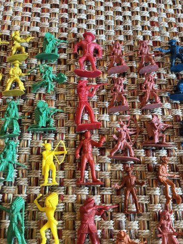 Set 7 LOT 70 Plastic Army Cowboy Indian Men Figures Vintage China Spacemen Rare - Picture 3 of 7