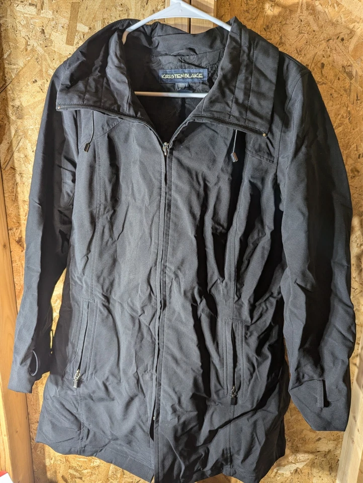 Chaqueta cortavientos KRISTEN BLAKE para mujer grande negra con cremallera completa de poliéster Foto 2 de 4