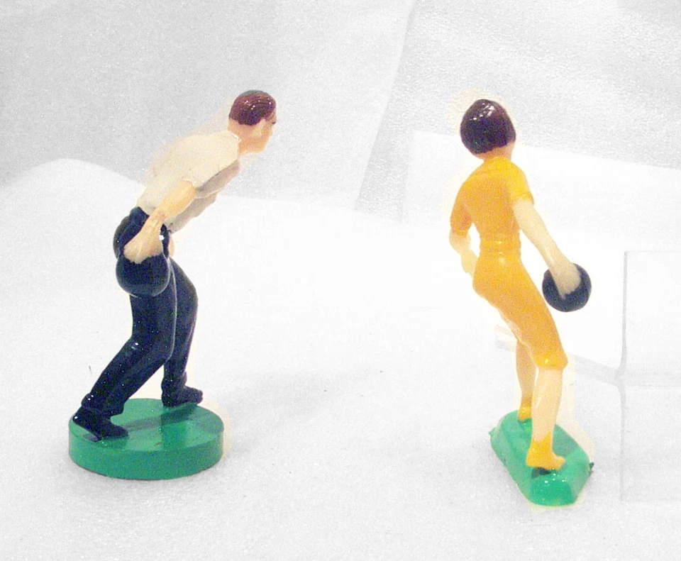 "Par de estatuillas vintage de pastel de bolos para hombre y mujer con bola Hong Kong 3,75""" Foto 4 de 4