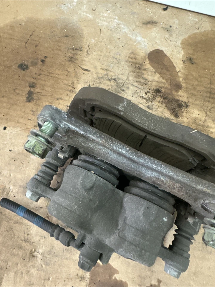 Pinza de freno delantera izquierda Subaru Impreza 2017 2018 2019 2020-2023 OEM Foto 3 de 4