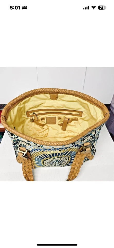 Coleção de bordados Cole Haan Carryall Sierra com acabamento de alças de couro trançado - Imagem 2 de 4