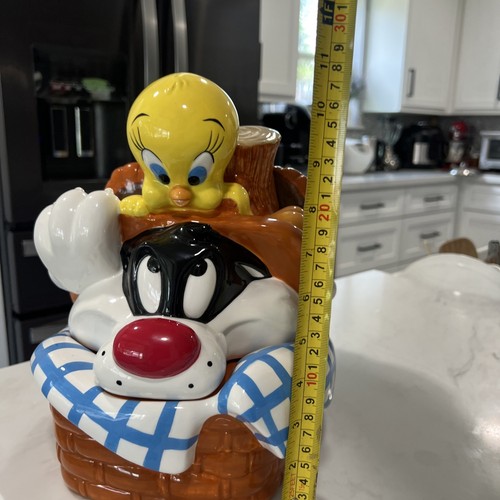 Vintage Warner Bros. Looney Tune Tweety Bird & Sylvester Large Picnic Cookie Jar - Picture 9 of 10