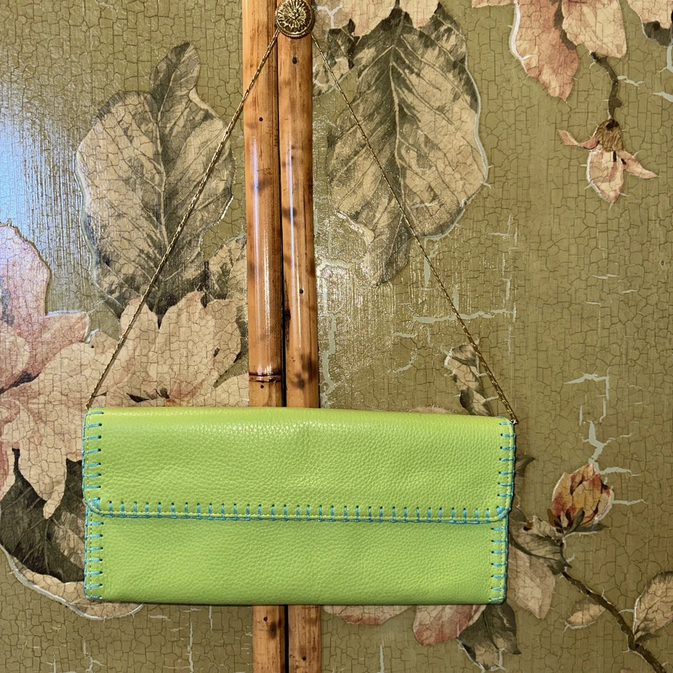 Bolso sin asas o bandolera de cuero verde Carlos Falchi cadena dorada borde azul Foto 2 de 4