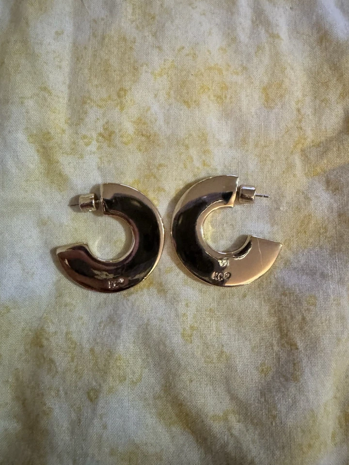 Pendientes firmados KC Kenneth Cole tono dorado piel de serpiente esmalte cubierta perforada 1,5" Foto 3 de 3