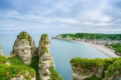 Wandbild: ETRETAT Village und sein Bay Beach, Luftblick von Cliff [...]