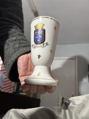 Französische Porzellan Vase mit Beerenwappen