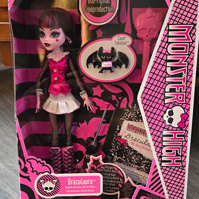 Monster High Boo-riginal Creeproduction Draculaura 11in Doll Stand Diary Acc