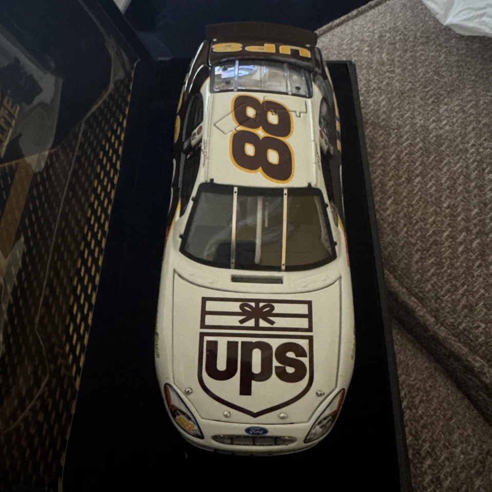 Dale Jarrett 2001 #88 UPS Action Elite 1/3204 Foto 3 de 4