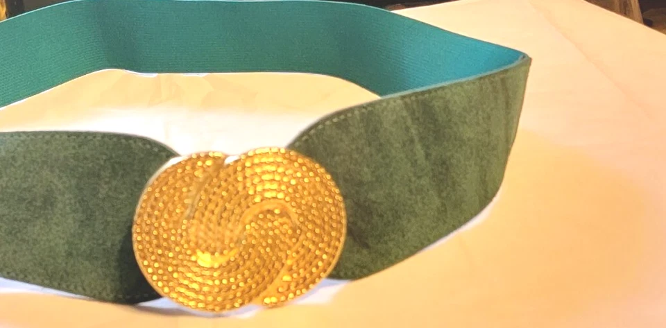 Cinturón de gamuza verde Kelly ancho vintage - Cinturón elástico de los años 80 de Nan Lewis, hebilla  Foto 3 de 4