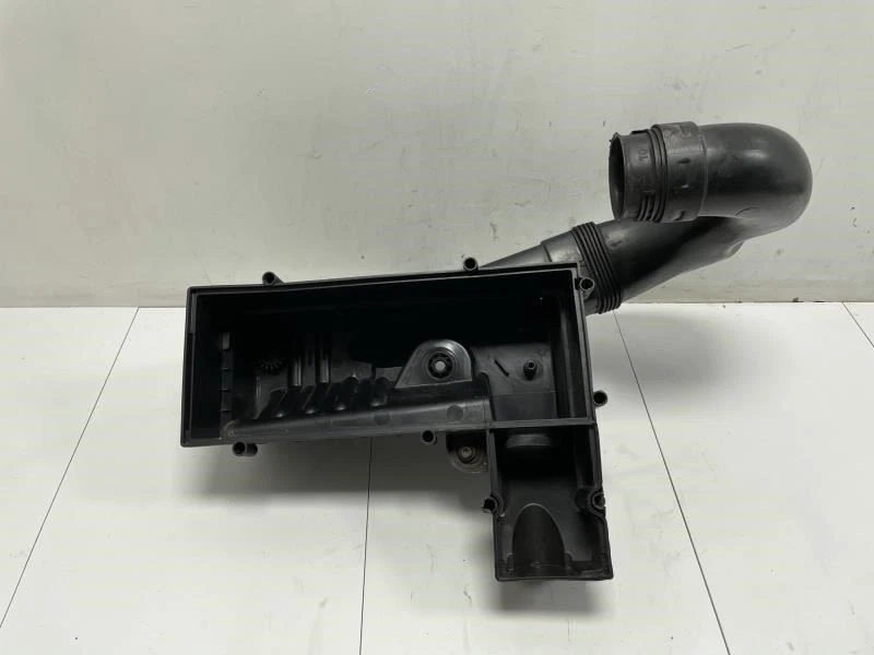 VOLKSWAGEN TIGUAN 2009 2018 2.0L LOWER AIR CLEANER COVER W/DUCT FACTORY - Image 2 of 4