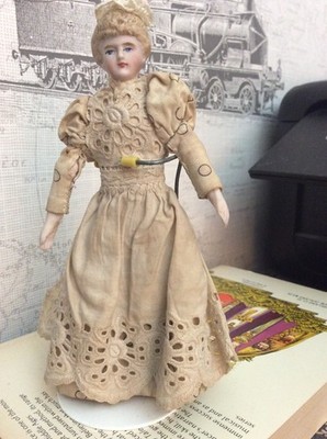 Antike viktorianische Miniatur Biskuit Puppe Original Kleidung alles original um 1860