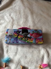 Dreamworks Trolls World Tour Tin w. 18 Necklace Trolls One Ross Marked Pin